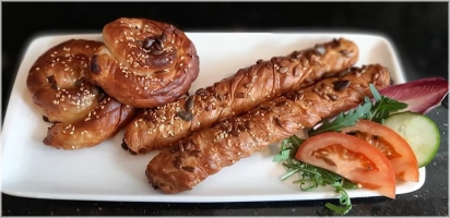 Knapperige deegrol met aardappelvulling. geserveerd met rauwkost