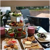 Luxe driegangen high tea: Geniet van huisgemaakte scones met clotted cream en jam, gevolgd door hartige en zoete hapjes. Inclusief onbeperkt thee. Niet online bestelbaar. Reserveer minimaal 2 dagen van tevoren of bel voor eerdere mogelijkheden: 030-7116838.