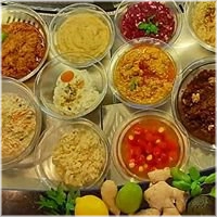 Catering schaal met diverse koude mezzes, twee soorten borek en een zoettigheid ter afsluiting. <br>lekker om thuis van te genieten. 